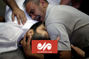 تصاویری از پیکر شهدای فلسطینی در مقابل بیمارستان شهدای الاقصی