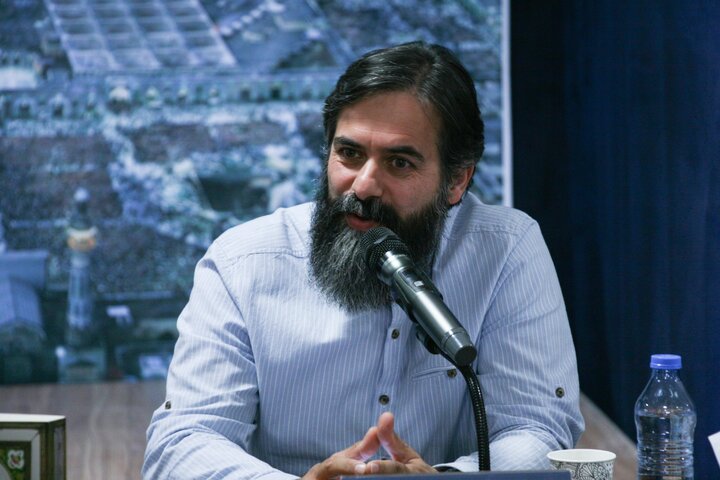 خوش صحبتان در عین حفظ مبناهایش، بسیار به گفتوگو معتقد بود