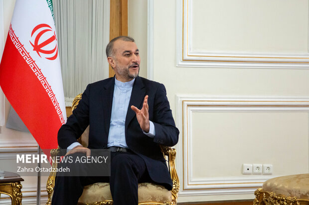 حسین امیر عبداللهیان وزیر امور خارجه ایران با عادل عبد المهدی نخست وزیر پیشین عراق ظهر امروز ۴ دی ۱۴۰۲ در وزارت خارجه دیدار کرد
