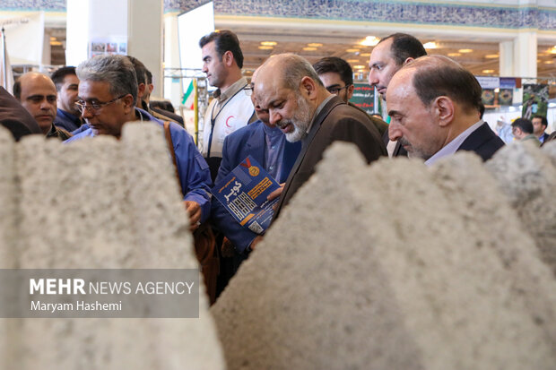 احمد وحیدی وزیر کشور در حال بازدید از دومین نمایشگاه مدیریت بحران ایران قوی است

