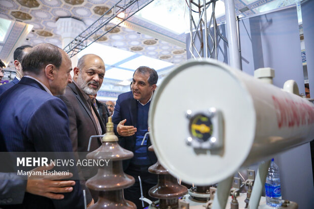 احمد وحیدی وزیر کشور در حال بازدید از دومین نمایشگاه مدیریت بحران ایران قوی است

