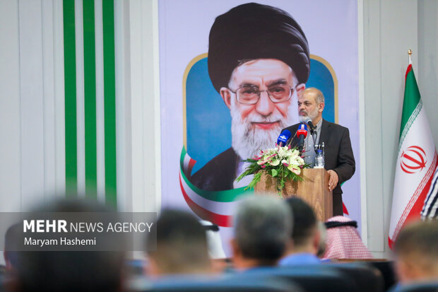 احمد وحیدی وزیر کشور در حال سخنرانی در مراسم افتتاح دومین نمایشگاه مدیریت بحران ایران قوی است