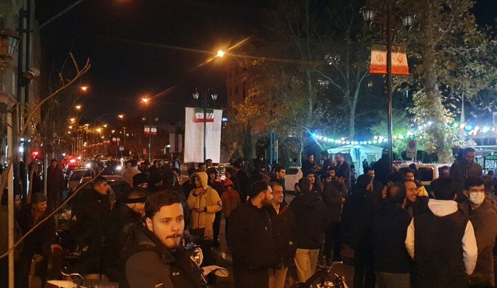 جنرل موسوی پر حملہ، ایرانی جوانوں کا قومی سلامتی کونسل کے دفتر کے باہر صہیونی حکومت کے خلاف احتجاج 