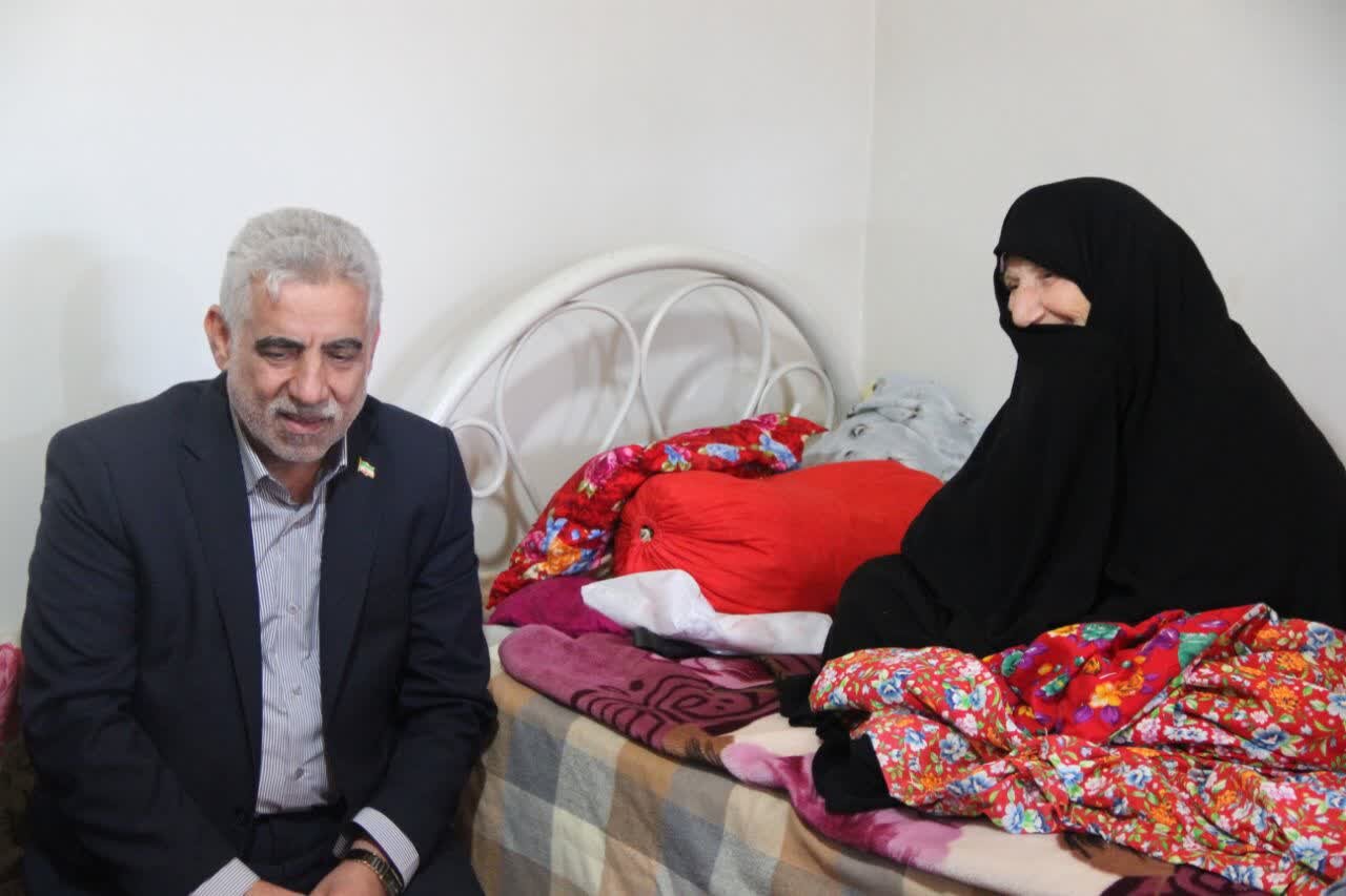 دیدار استاندار گیلان با مادر شهید «اباذر سالدار» در آستارا دیدار استاندار گیلان با مادر شهید «اباذر سالدار» در آستارا