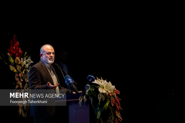 احمد وحیدی وزیرکشور درنشست تخصصی انتخابات در برج میلاد در حال سخنرانی است