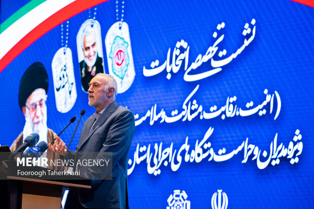 علیرضا فخاری استاندار تهران در نشست تخصصی انتخابات در برج میلاد در حال سخنرانی است