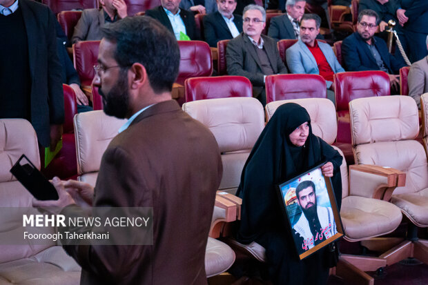 مادر شهید  در نشست تخصصی انتخابات در برج میلاد حضور دارند