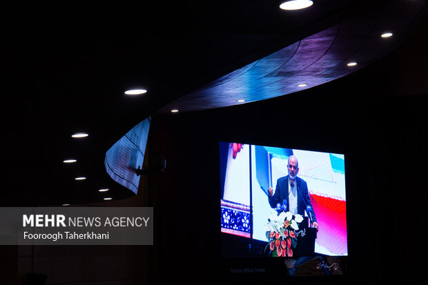احمد وحیدی وزیرکشور درنشست تخصصی انتخابات در برج میلاد در حال سخنرانی است