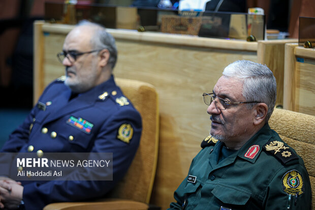 سردار رضا طلایی نیک سخنگوی وزارت دفاع در نشست خبری حضور دارد