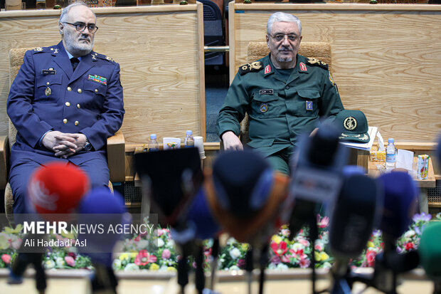 سردار رضا طلایی نیک سخنگوی وزارت دفاع در نشست خبری حضور دارد