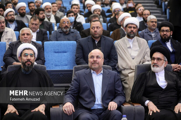 محمدباقر قالیباف رییس مجلس شورای اسلامی و حجت الاسلام مصطفی رستمی نماینده رهبری در دانشگاه‌ها در آیین رونمایی از مجموعه چهل جلدی ره نامه حضور دارند