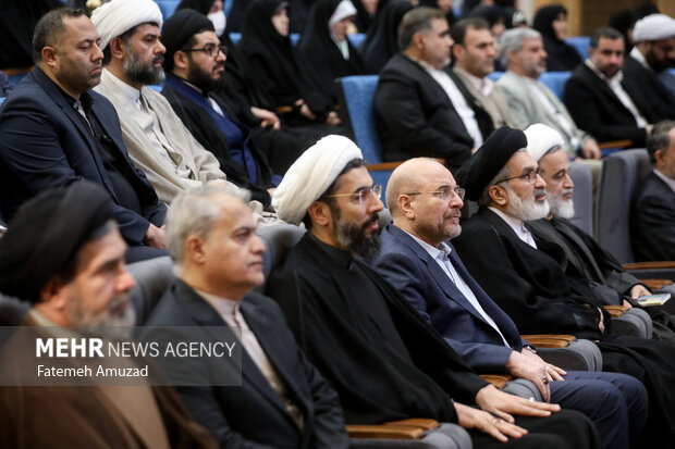 محمدباقر قالیباف رییس مجلس شورای اسلامی و حجت الاسلام مصطفی رستمی نماینده رهبری در دانشگاه‌ها در آیین رونمایی از مجموعه چهل جلدی ره نامه حضور دارند