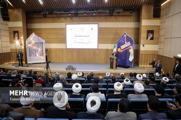 محمدباقر قالیباف رییس مجلس شورای اسلامی در حال سخنرانی در آیین رونمایی از مجموعه چهل جلدی ره نامه است