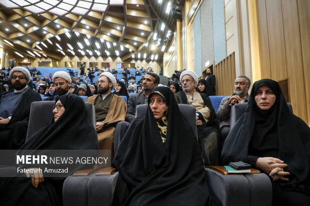 آئین رونمایی از مجموعه چهل جلدی ره نامه از تازه‌ترین آثار انتشارات انقلاب اسلامی و شامل بیانات مقام معظّم رهبری صبح روز سه شنبه ۵ دی ماه ۱۴۰۲ همزمان در کتابخانه مرکزی دانشگاه تهران و ۳۰ دانشگاه کشور با حضور محمدباقر قالیباف رئیس مجلس شورای اسلامی رونمایی شد