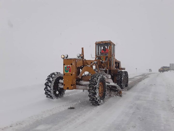 VIDEO: Plowing snow from roads in Kordestan province