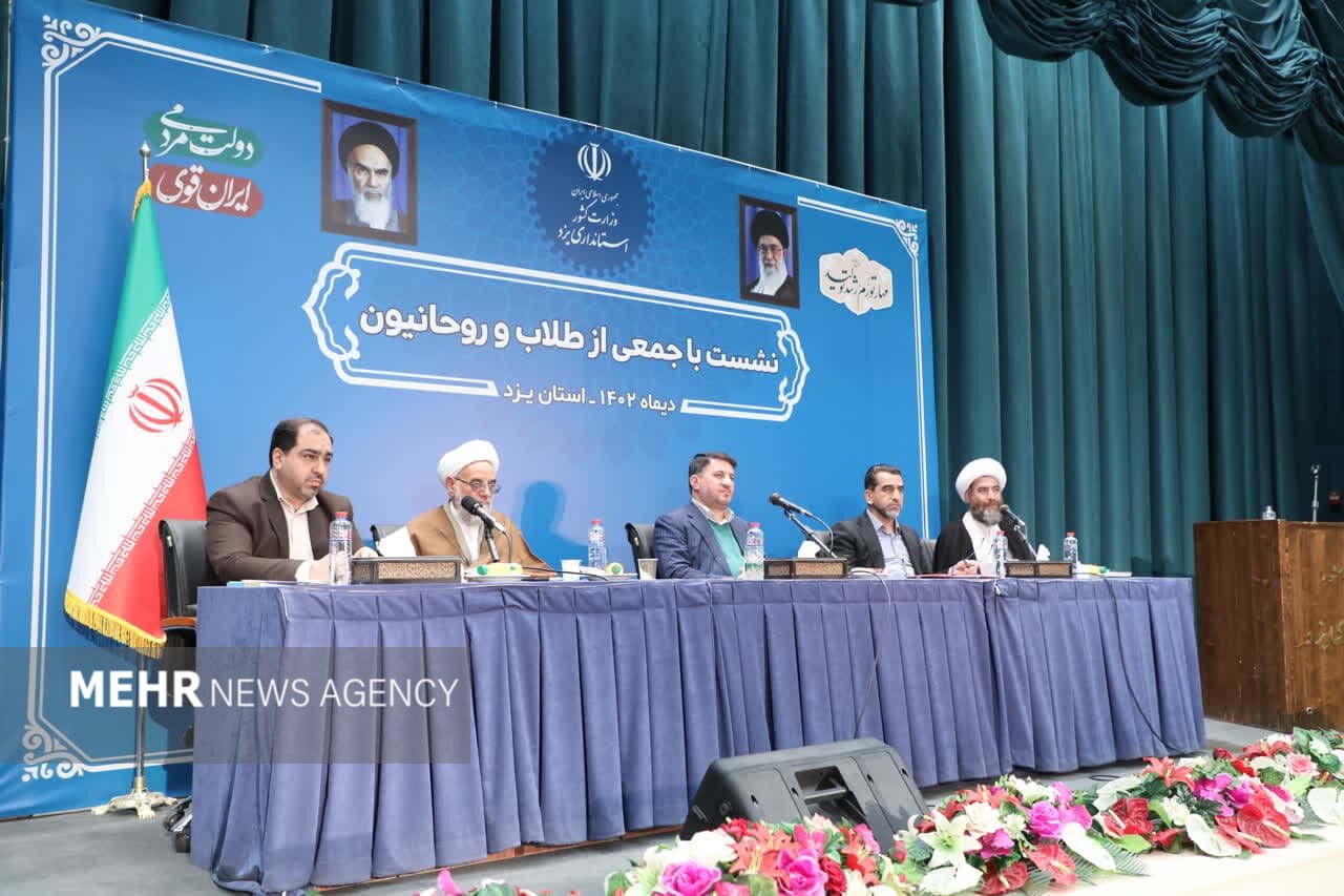 جمعی از طلاب و روحانیون یزد با استاندار دیدار کردند