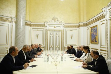 أمير عبد اللهيان يلتقي مع رئيس وزراء أرمينيا في يريفان
