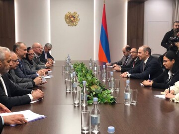 وزير الخارجية الايراني يلتقي امين المجلس الاعلى للامن القومي الأرمني