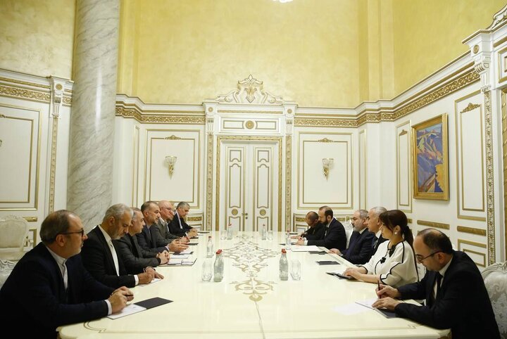  أمير عبد اللهيان يلتقي مع رئيس وزراء أرمينيا في يريفان