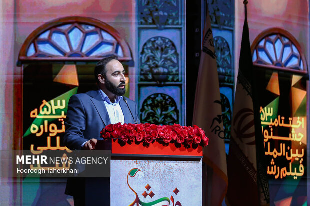 حسین عبادنی دبیر جشنواره در مراسم اختتامیه پنجاه و سومین جشنواره بین المللی فیلم رشددر حال سخنرانی است