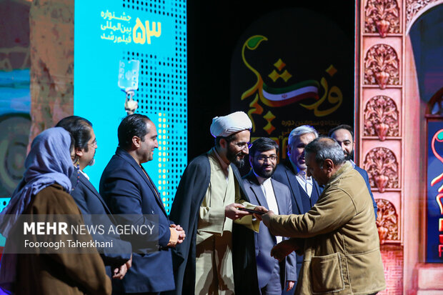 علی اسیوند در مراسم اختتامیه پنجاه و سومین جشنواره بین المللی فیلم رشددرحال گرفتن جایزه است