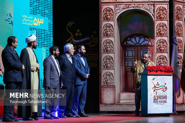 علی اسیوند در مراسم اختتامیه پنجاه و سومین جشنواره بین المللی فیلم رشددرحال سخنرانی است
