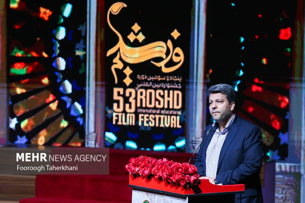 محمد خزاعی رییس سازمان سینمایی در مراسم  اختتامیه پنجاه و سومین جشنواره بین المللی فیلم رشد در حال سخنرانی است