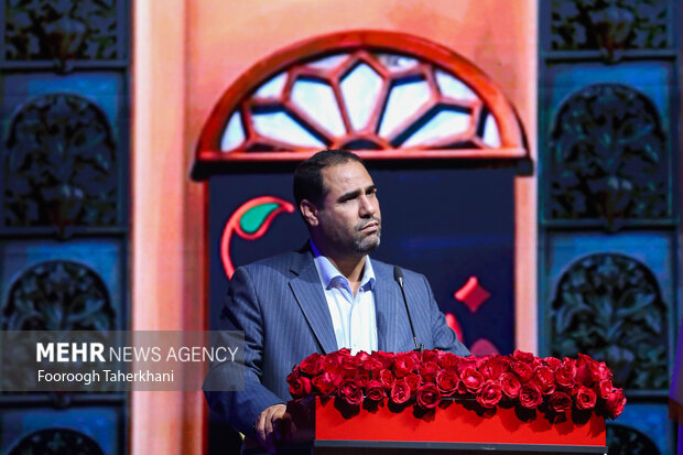 رضا مراد صحرایی وزیر اموزش و پرورش در مراسم اختتامیه پنجاه و سومین جشنواره بین المللی فیلم رشد در حال سخنرانی است