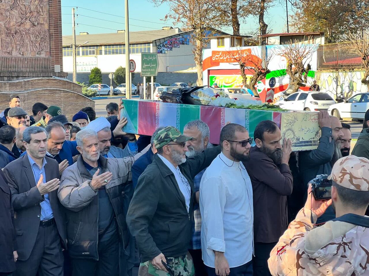 تشییع پیکر ۲ شهید خوشنام در رشت تشییع پیکر ۲ شهید خوشنام در رشت