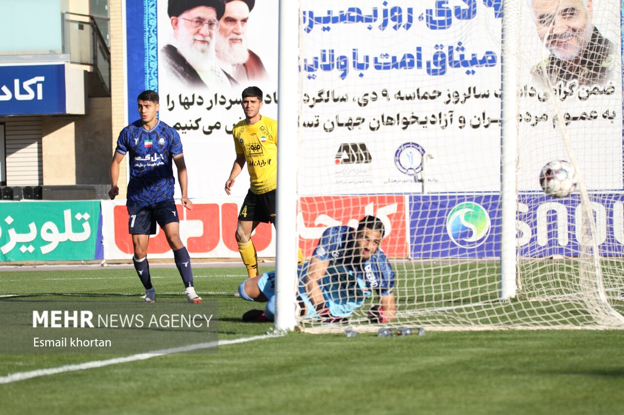 جنگ قهرمانی نیم فصل پرسپولیس و سپاهان با حریفان زخم خورده