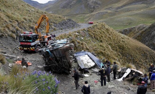 3 killed, 19 injured after bus plunges into ravine in Bolivia 3 killed, 19 injured after bus plunges into ravine in Bolivia