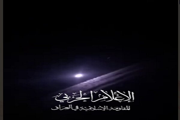 حمله راکتی مقاومت اسلامی عراق به پایگاه آمریکا در سوریه+ فیلم