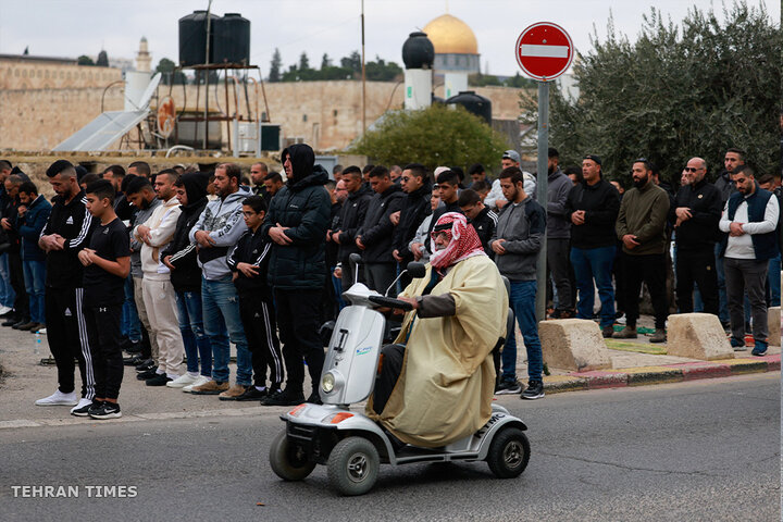 Palestinians perform Friday prayers at Al-Aqsa amid tight Israeli curbs