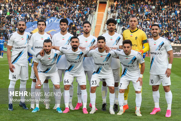 بازیکنان تیم فوتبال پیکان تهران در حال گرفتن عکس یادگاری پیش از دیدار تیم های فوتبال استقلال تهران و پیکان تهران هستند