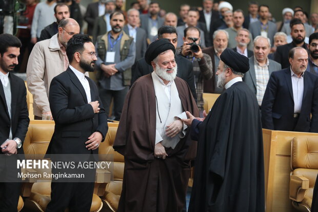 حجت الاسلام سید ابراهیم رئیسی رئیس جمهور در حال گفتگو با حجت الاسلام سید مصطفی خامنه ای فرزند رهبر معظم انقلاب اسلامی در سومین کنگره بزرگداشت علامه مصباح یزدی است 