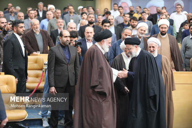 حجت الاسلام سید ابراهیم رئیسی رئیس جمهور در حال گفتگو با حجت الاسلام سید مصطفی خامنه ای فرزند رهبر معظم انقلاب اسلامی در سومین کنگره بزرگداشت علامه مصباح یزدی است 