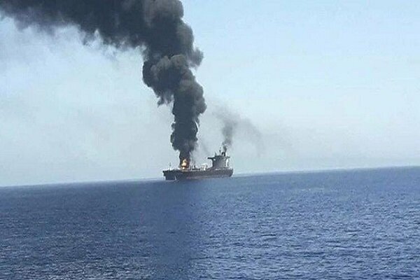 یک کشتی در نزدیکی بندر حدیده یمن هدف قرار گرفت