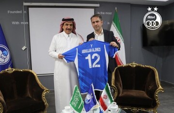 نادي الاستقلال الإيراني يهدي السفير السعودي قميص الفريق رقم 12