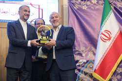 مراسم اعطای تندیس دانشگاه تهران به نمادهای مقاومت