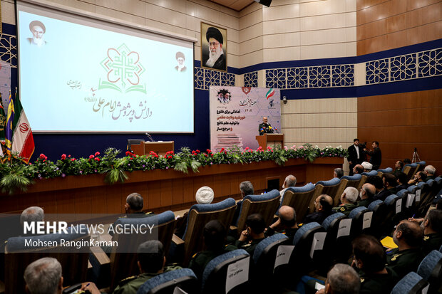  سردار سرلشکر حسین سلامی فرمانده کل سپاه پاسداران در حال سخنرانی در مراسم تجلیل از برگزیدگان جشنواره دانش و پژوهش سپاه است