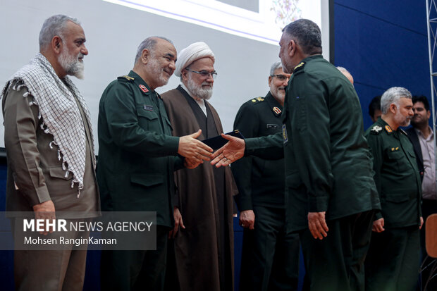 سردار سرلشکر حسین سلامی فرمانده کل سپاه پاسداران در حال تجلیل از منتخبان پژوهش در مراسم تجلیل از برگزیدگان جشنواره دانش و پژوهش سپاه است