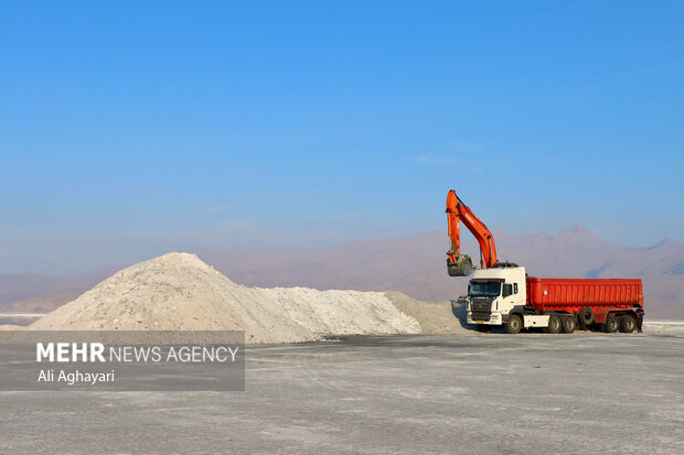 برداشت نمک از دریاچه <a href='https://sayeb.ir/tag/%d8%a7%d8%b1%d9%88%d9%85%db%8c%d9%87'>ارومیه</a>