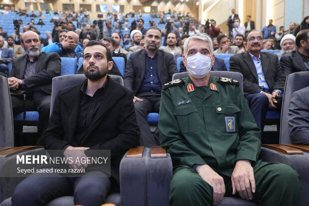  سردار علی فضلی در مراسم اعطای تندیس دانشگاه تهران به نمادهای مقاومت حضور دارد