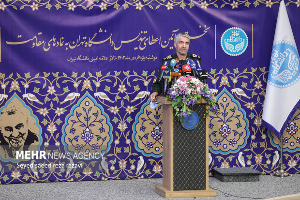  سردار علی فضلی در  حال سخنرانی در مراسم اعطای تندیس دانشگاه تهران به نمادهای مقاومت است
