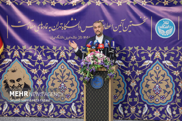 حسین امیرعبداللهیان وزیر امور خارجه در حال سخنرانی در مراسم اعطای تندیس دانشگاه تهران به نمادهای مقاومت است