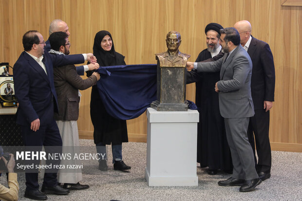 مراسم اهداء تمثال جامعة طهران لرموز المقاومة