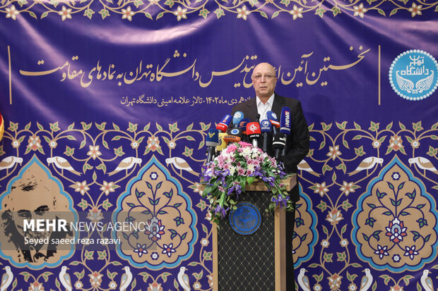 محمدعلی زلفی گل وزیر علوم، تحقیقات و فناوری در حال سخنرانی در مراسم اعطای تندیس دانشگاه تهران به نمادهای مقاومت است