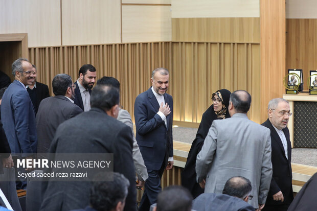 حسین امیرعبداللهیان وزیر امور خارجه در مراسم اعطای تندیس دانشگاه تهران به نمادهای مقاومت حضور دارد