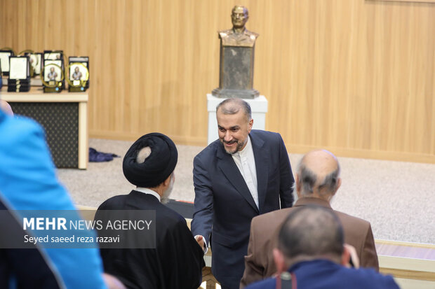 مراسم اهداء تمثال جامعة طهران لرموز المقاومة
