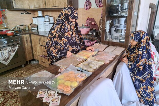 خانم عبدالهی در حال تولید و فروش محصولات پروتِینی از قبیل : سوسیس و کالباس ژامبون و ناگت و همبرگر خانگی 